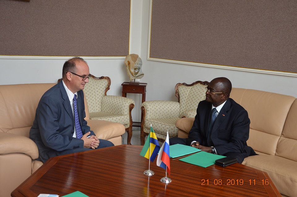Entretien entre Monsieur Paul Biyoghe Mba et de son Excellence Monsieur Dmitry KOURAKOV, Ambassadeur de Russie au Gabon